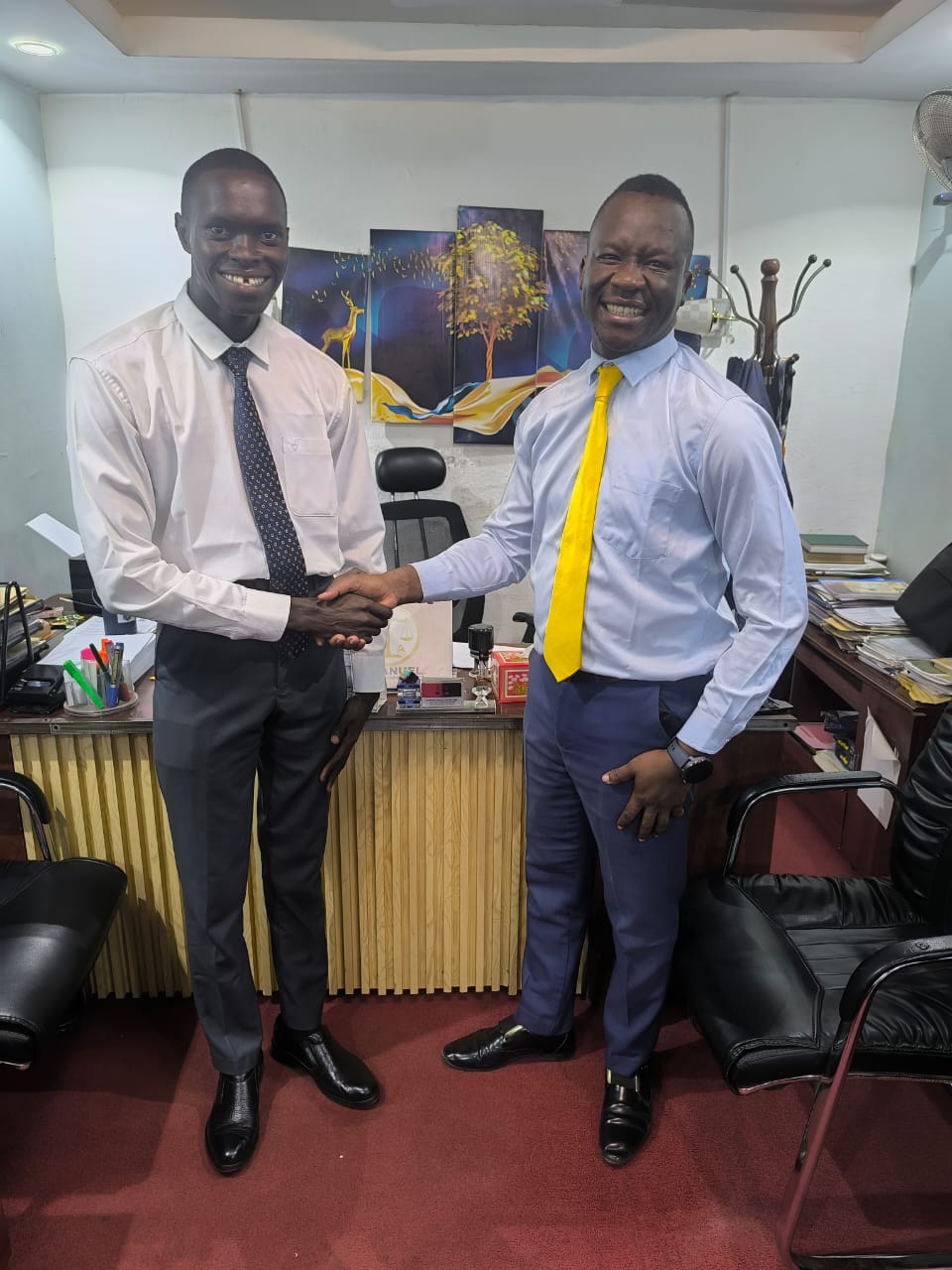 The Executive Directors of ILA and Salam Junub shake hands during the visit.